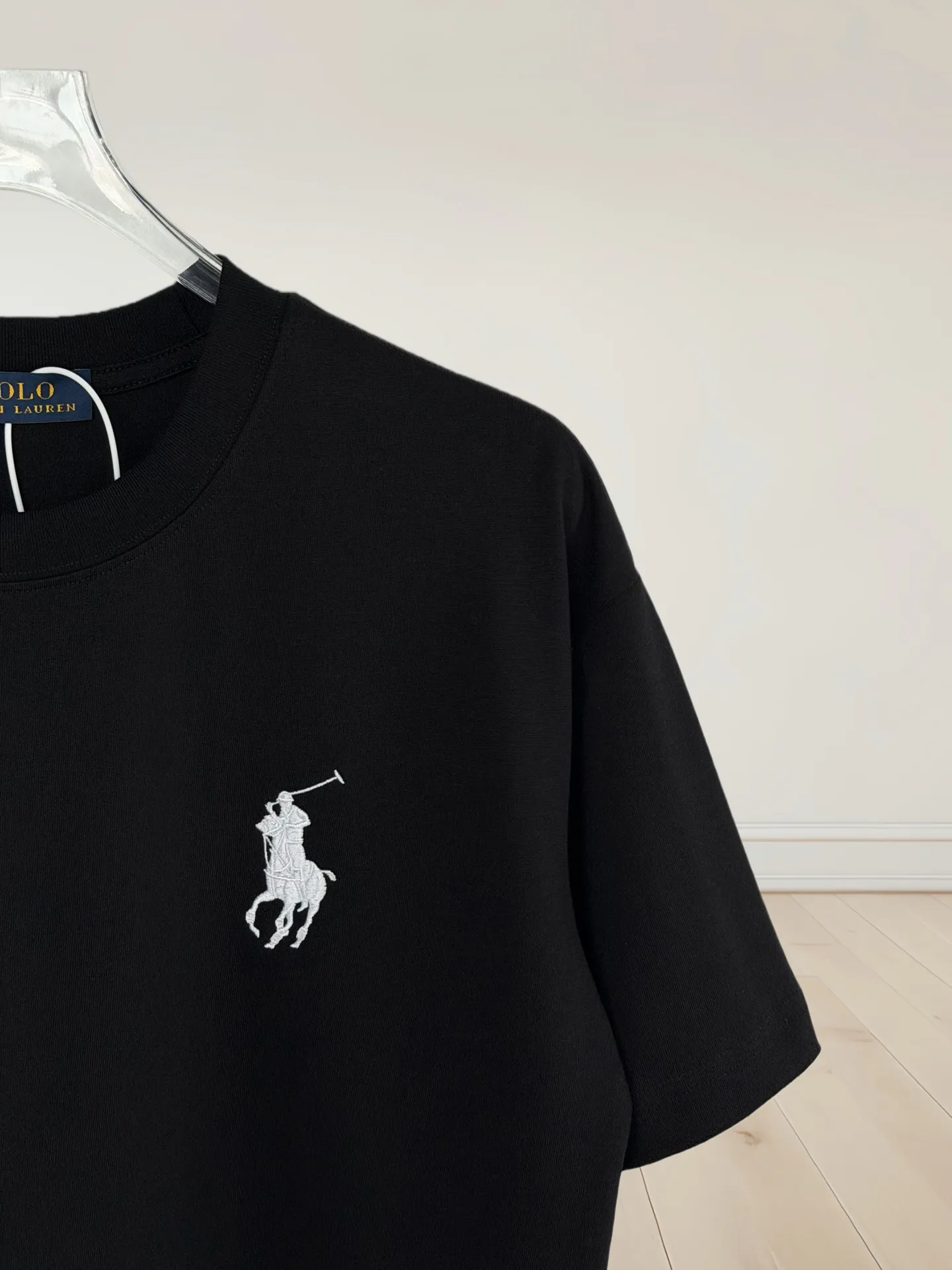 P160 [High Quality]Ralph Lauren*Ralph Lauren embroidery micro-label simple‼ ️Short-sleeved T-shirt 💗Ralph Lauren classic short-sleeved T-shirt, custom-made 280g pure cotton fabric, soft and breathable, classic horseback golf🏌️ embroidery on the chest, logo + logo embroidery on the back, simple and recognizable. Round neck design, neat tailoring, customized 280g pure cotton fabric, soft and smooth to the touch, great breathability, super comfortable to wear in summer! The same loose version for men and women, OK to wear alone or layered, versatile ~ 𝐂𝐎𝐋𝐎𝐔𝐑: black white 𝐒𝐈𝐙𝐄: S-xL Size chart: S: Shoulder width 51 - Bust 55 - Clothing length 70 M: Shoulder width 53 - Bust 57 - Clothing length 72 L: Shoulder width 55 - Bust 59 - Clothing length 74 XL: Shoulder width 57 - Bust 61 - Clothing length 76